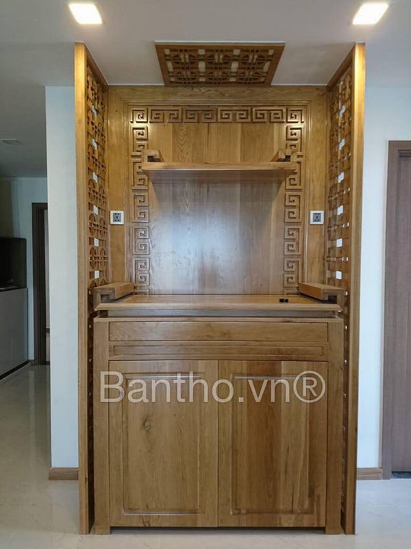 Mẫu tủ thờ gỗ hiện đại màu vàng với đường vân gỗ tinh tế, đầy nghệ thuật.